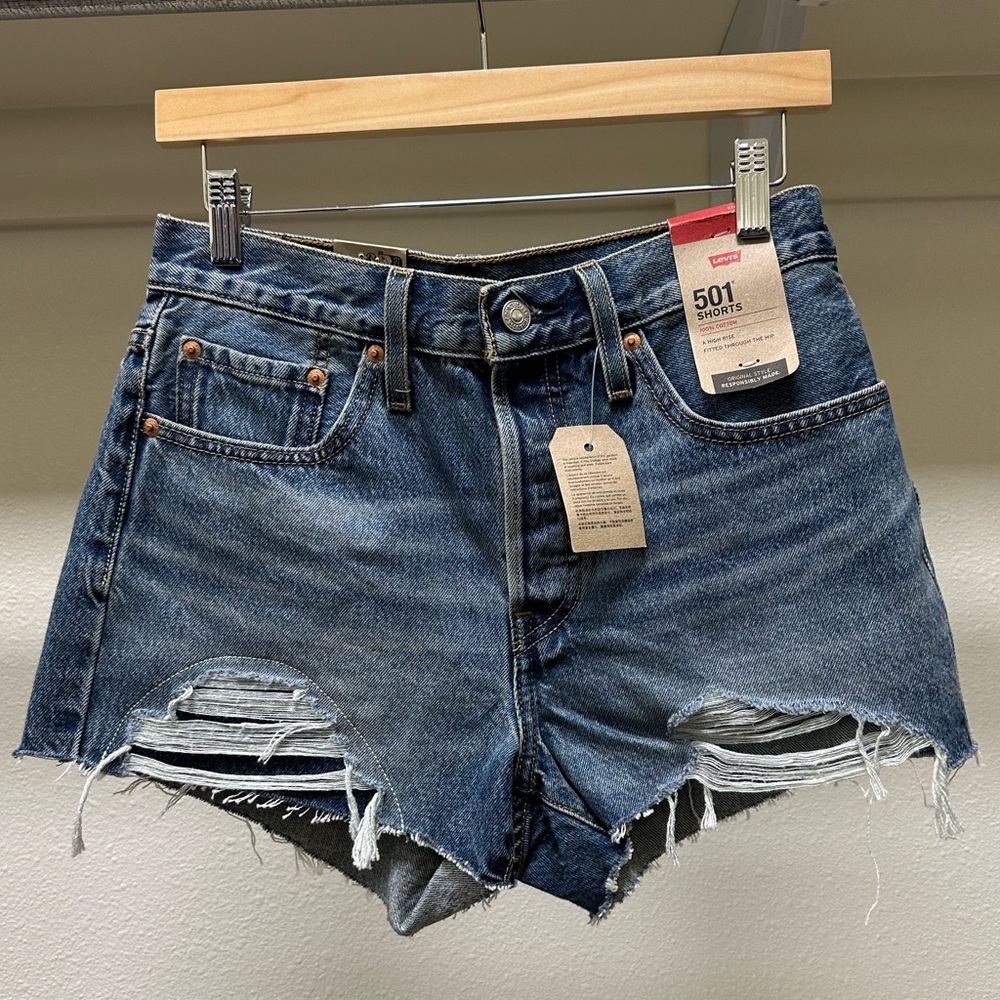 BRAND NEW Levi's Women's Distressed Denim Shorts